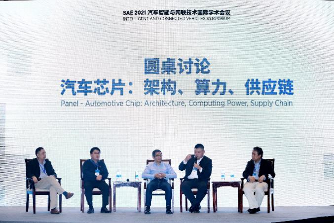 图片包含 人, 室内, 男人, 人们描述已自动生成